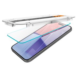 Spigen GLAStR Fit Displayschutzfolie + Applicator für das iPhone 15 Plus