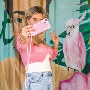 iMoshion Silikonhülle design mit Band für das iPhone 14 - Retro Pink