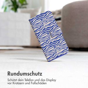 iMoshion ﻿Design Klapphülle für das Samsung Galaxy S22 - White Blue Stripes