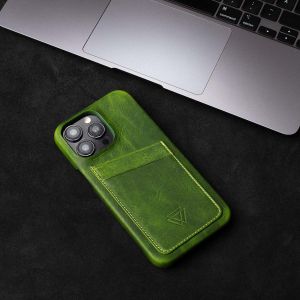 Wachikopa Full Wrap C.C. Back Cover mit 2 Kartenhaltern für das iPhone 15 Pro Max - Forest Green