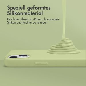 Accezz Liquid Silikoncase für das Samsung Galaxy S22 - Grün