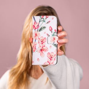 iMoshion Design TPU Klapphülle für das iPhone 13 - Blossom White