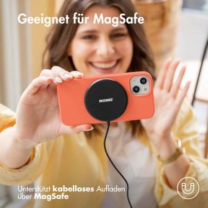 Accezz Liquid Silikoncase mit MagSafe für das iPhone 15 Pro Max - Nectarine