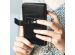 Selencia Echtleder Klapphülle Schwarz für das Samsung Galaxy S10
