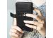 Selencia Echtleder Klapphülle für das Samsung Galaxy S21 Plus - Schwarz