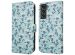 iMoshion Design Klapphülle für das Samsung Galaxy S21 FE - Blue Flowers