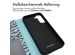 iMoshion Design Klapphülle für das Samsung Galaxy S21 FE - Black Blue Stripes