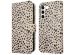 iMoshion ﻿Design Klapphülle für das Samsung Galaxy S22 - Black And White Dots