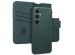 Accezz 2-in-1 Klapphülle aus Leder mit MagSafe für das Samsung Galaxy S24 - Cedar Green