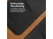 Accezz Premium Leather Card Slot Back Cover für das Samsung Galaxy S21 FE - Schwarz