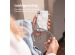 iMoshion Design Hülle mit Band für das Samsung Galaxy S21 - White Marble