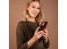 Selencia Aina ﻿Hülle aus Schlangenleder mit Band für das Samsung Galaxy S22 - Dunkelrot