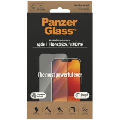 PanzerGlass Ultra-Wide Fit Antibakterieller Displayschutz mit Applikator für das iPhone 14