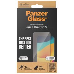 PanzerGlass Ultra-Wide Fit Antibakterieller Displayschutz mit Applikator für das iPhone 15 Pro Max
