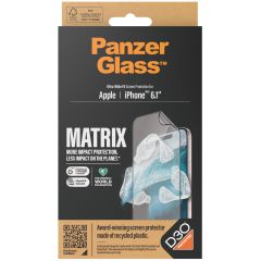 PanzerGlass ﻿Ultra Wide Fit Recycelter Antibakterieller Screen Protector Matrix inkl. Applikator für das iPhone 15