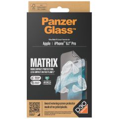 PanzerGlass ﻿Ultra Wide Fit Recycelter Antibakterieller Screen Protector Matrix inkl. Applikator für das iPhone 15 Pro
