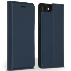 Accezz Premium Leather Slim Klapphülle für das iPhone SE (2022 / 2020) / 8 / 7 / 6(s) - Dunkelblau