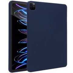 Accezz Liquid Silicone Back Cover mit Stifthalter für das iPad Pro 12.9 (2022) / Pro 12.9 (2021) / Pro 12.9 (2020) - Dunkelblau