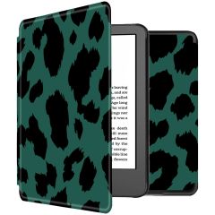 iMoshion Design Slim Hard Case Sleepcover für das Amazon Kindle (2022) 11th gen - Green Leopard