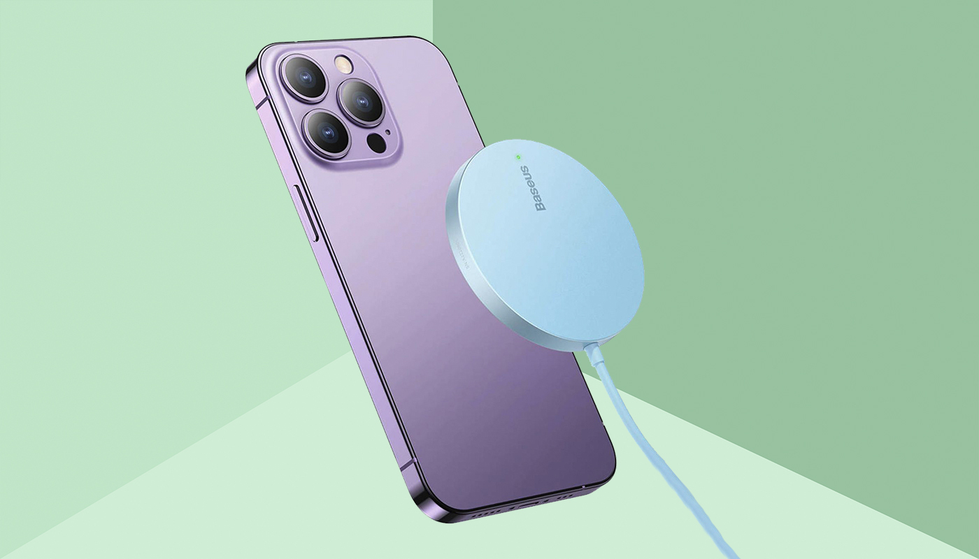 Blauer MagSafe-Lader und lila iPhone 15 Pro, grüner Hintergrund.