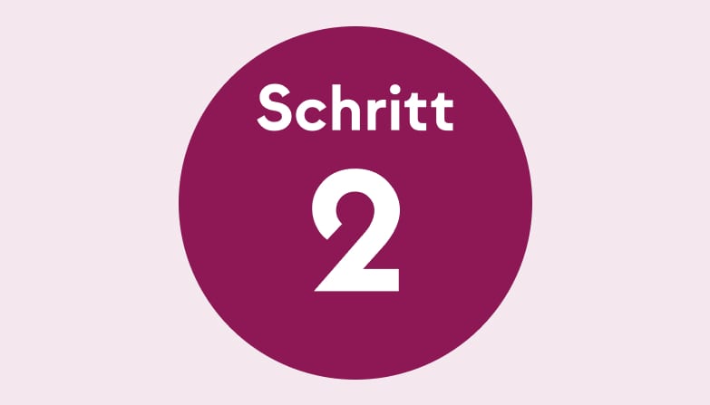 Eine Hand mit einem blauen Band um das Handgelenk, mit dem der Handgelenkumfang gemessen wird; der Hintergrund ist hellblau.