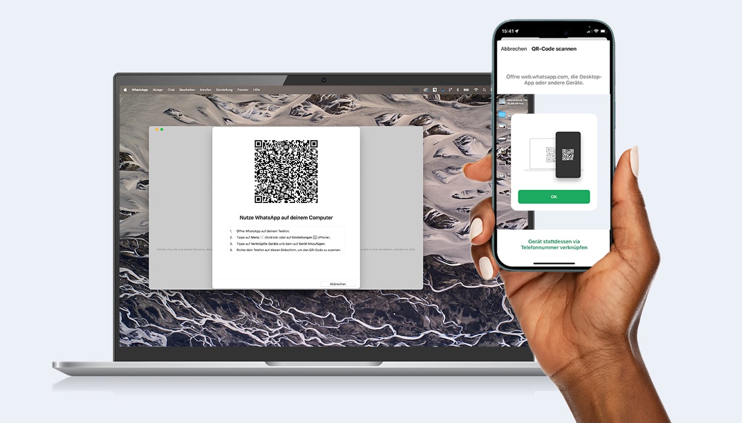 Ein Telefon, das den QR-Code auf dem Laptop-Bildschirm scannt, um das Telefon mit WhatsApp auf dem Laptop zu verbinden.