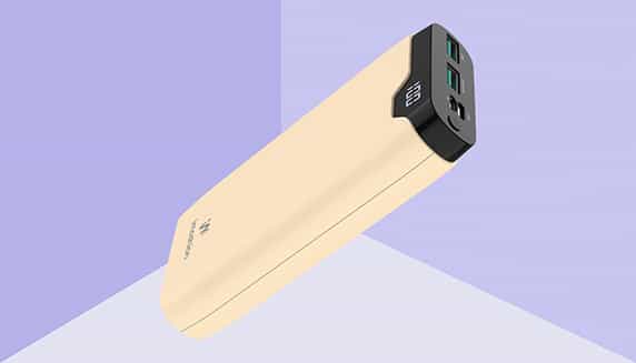 Die gelbe Powerbank mit 20.000 mAh steht im Mittelpunkt mit einem lila farbenen Hintergrund.