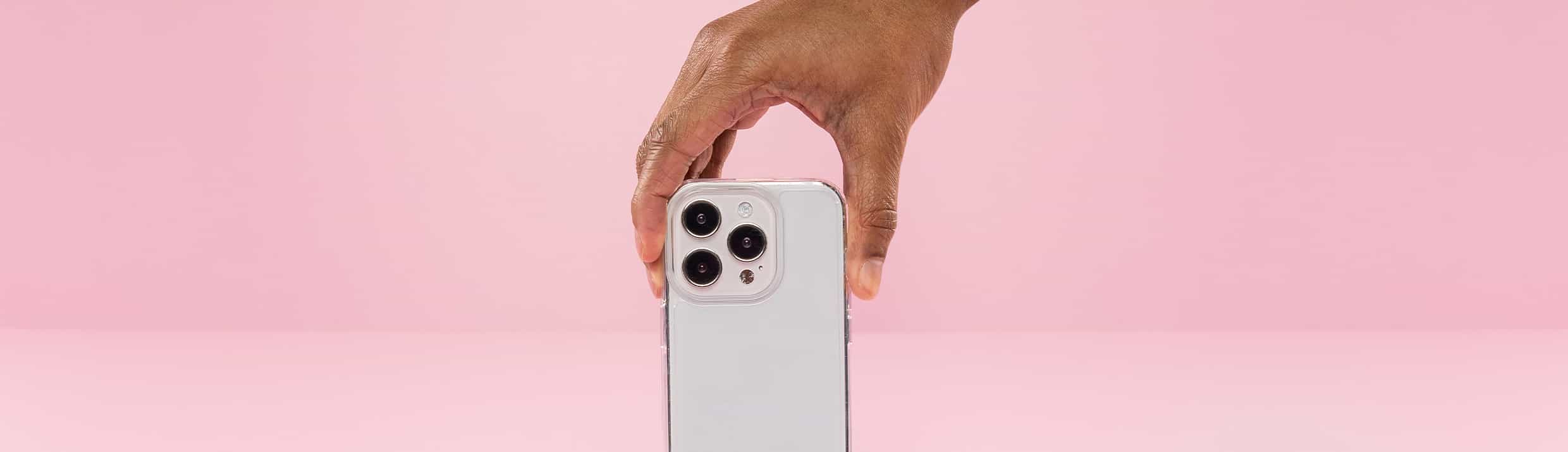 Die transparente Handyhülle steht im Mittelpunkt und wird von oben gehalten.