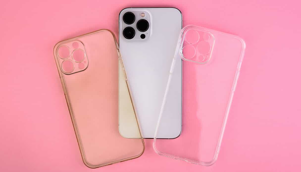 Links liegt eine verfärbte transparente Handyhülle und rechts eine saubere durchsichtige Hülle.