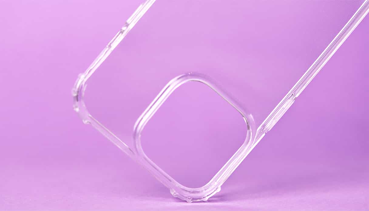 Ein durchsichtiges Hülle ohne Telefon liegt diagonal, Kameraaussparung und Lautstärketasten sind deutlich sichtbar.