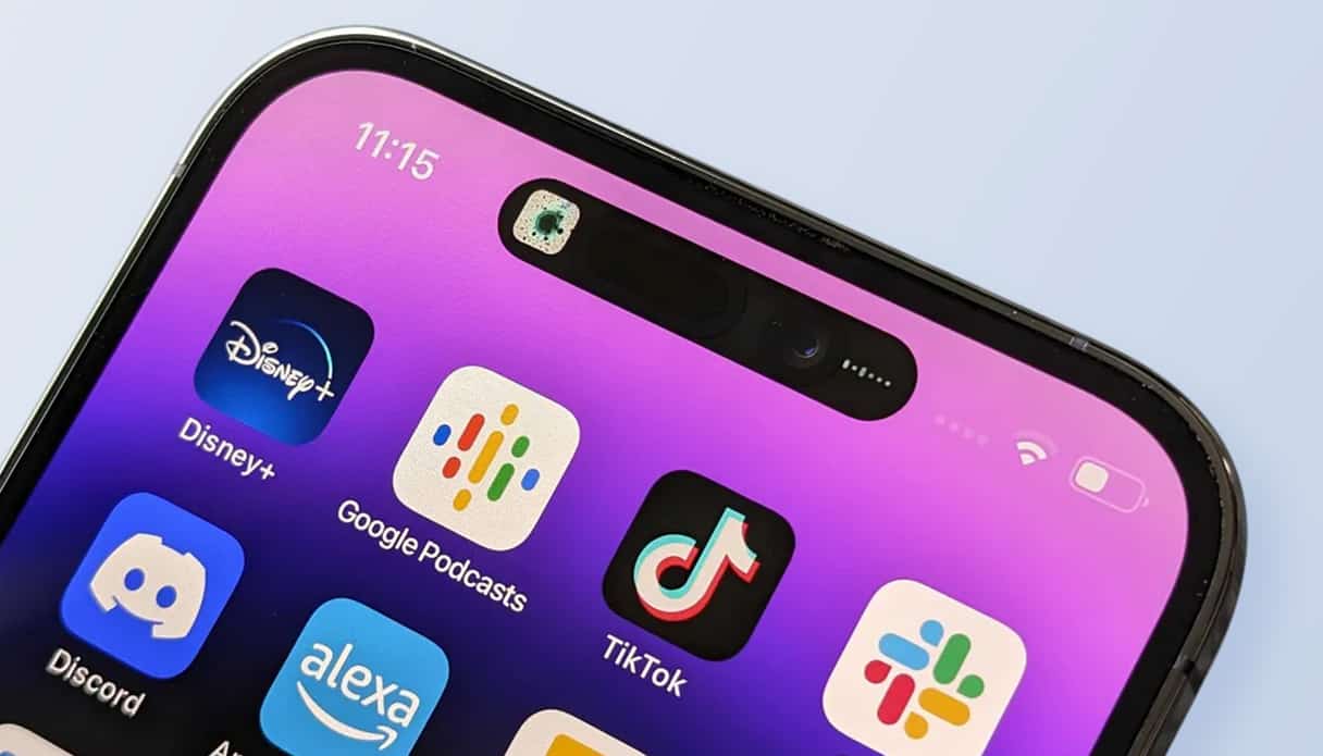 Ein iPhone ist zu sehen, bei dem auf die Oberseite des Bildschirms gezoomt wurde, hier siehst du die Face-ID-Sensoren.