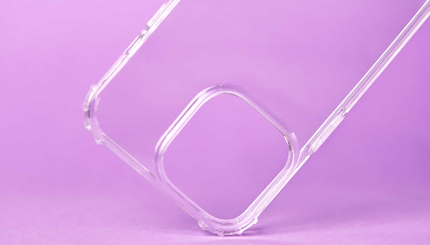 Ein durchsichtiges Hülle ohne Telefon liegt diagonal, Kameraaussparung und Lautstärketasten sind deutlich sichtbar.