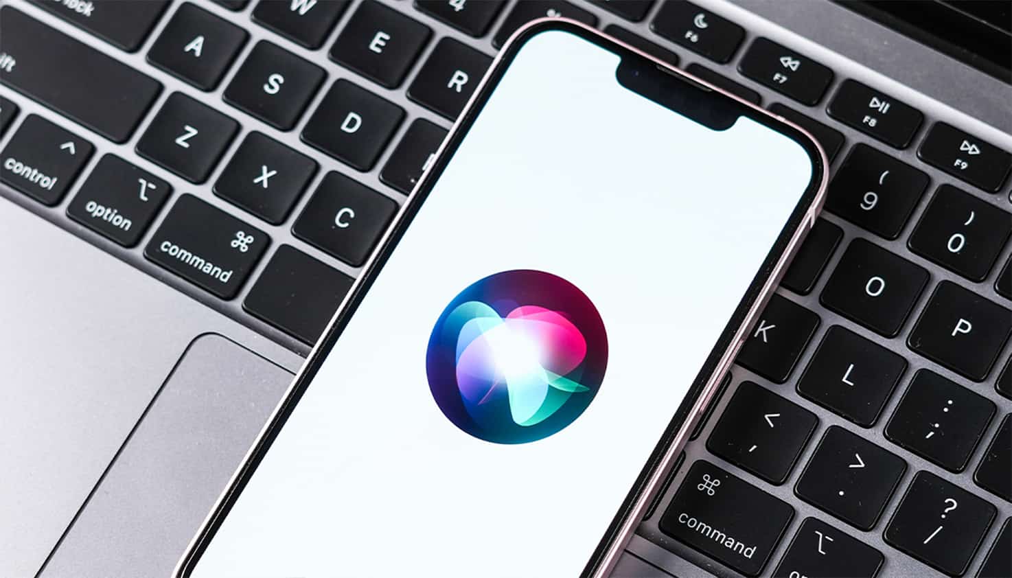 iPhone 16 mit iOS 18, das Update macht Siri noch hilfsbereiter und leistungsfähiger.