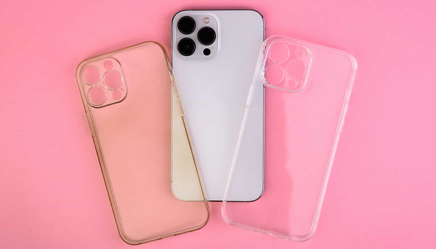 Links liegt eine verfärbte transparente Handyhülle und rechts eine saubere durchsichtige Hülle.