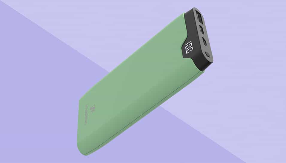 Die grüne Powerbank mit 10.000 mAh steht im Mittelpunkt mit einem lila farbenen Hintergrund.