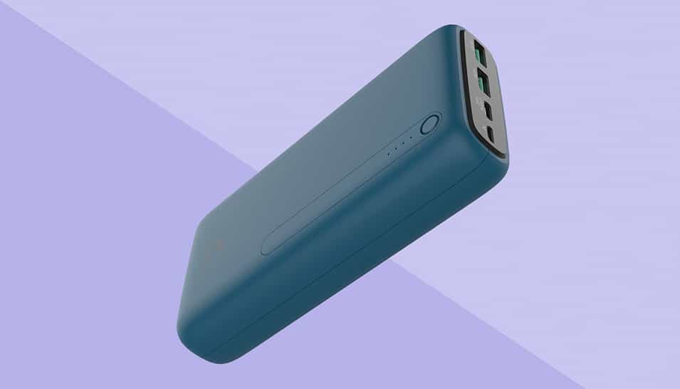 Die blaue Powerbank mit 27.000 mAh steht im Mittelpunkt mit einem lila farbenen Hintergrund.