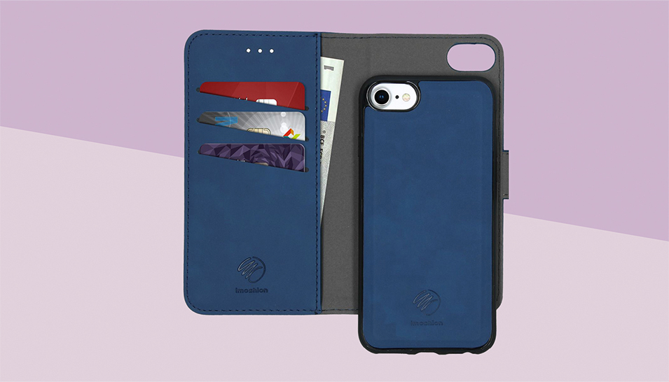 Eine dunkelblaue 2-in-1 Handyhülle auf einem lila Hintergrund, im Hülle befinden sich Karten und Geldscheine.