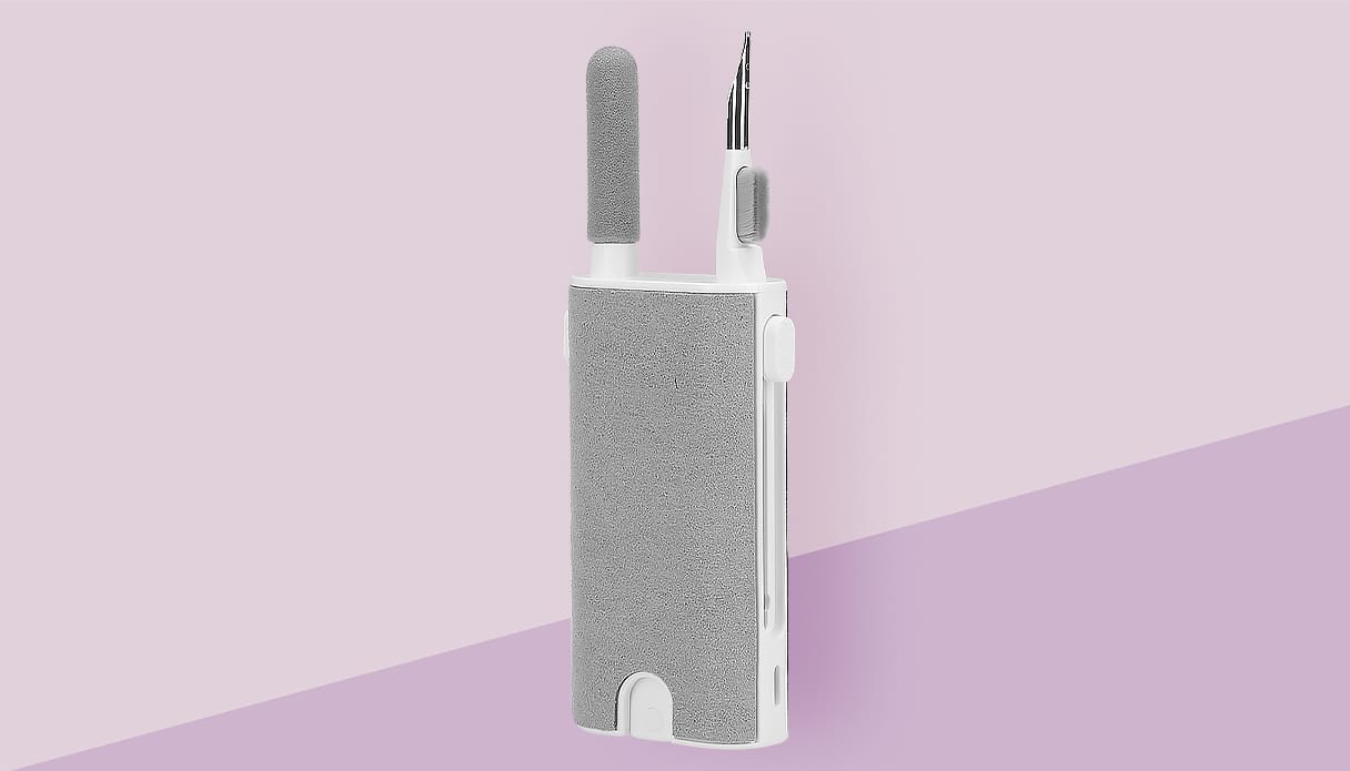 Das männliche Modell schaut durch ein Fernglas, während das weibliche Modell auf etwas zeigt.