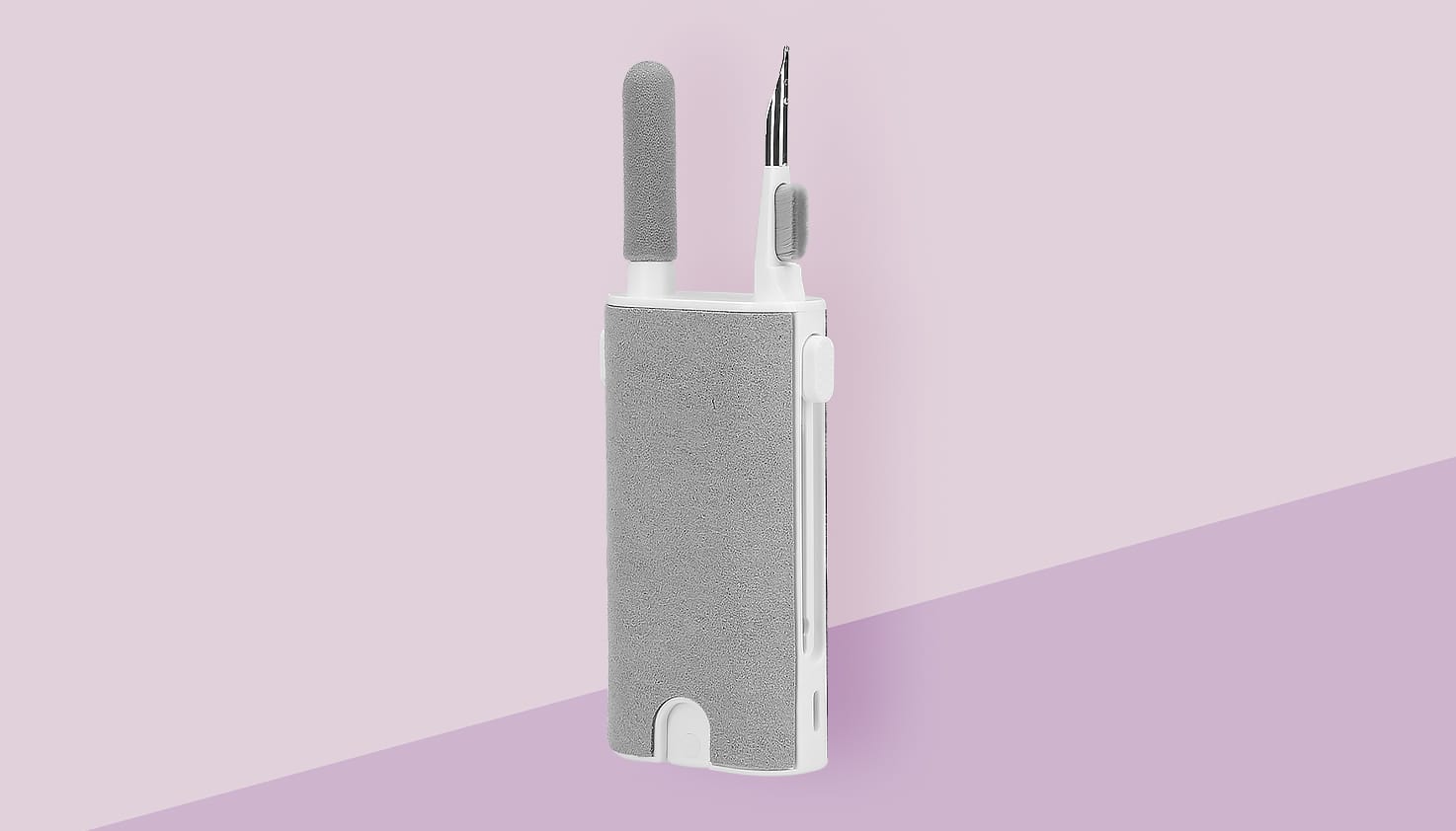 Das männliche Modell schaut durch ein Fernglas, während das weibliche Modell auf etwas zeigt.