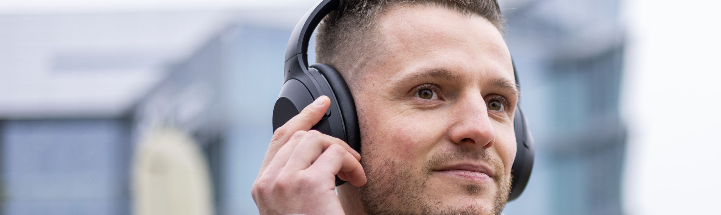 Ein Mann, der über Kopfhörer Musik hört.