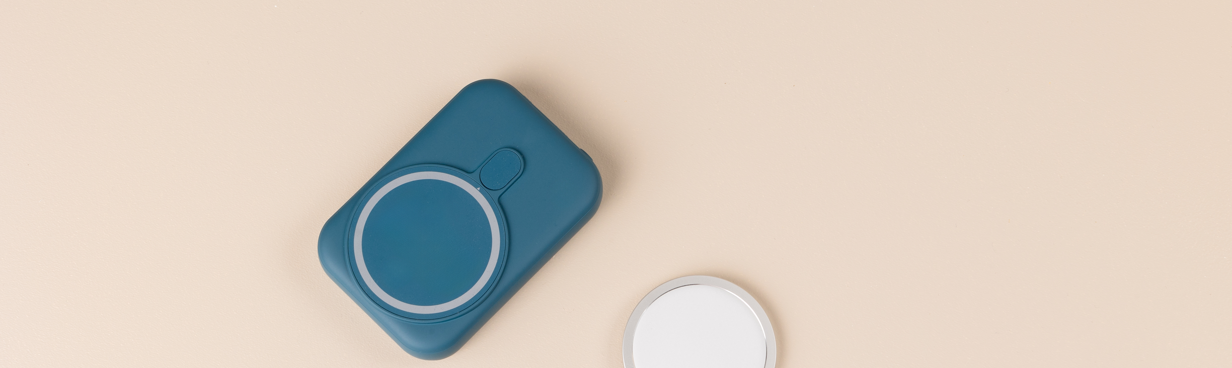 Eine MagSafe-Powerbank und ein MagSafe-Ladegerät nebeneinander.