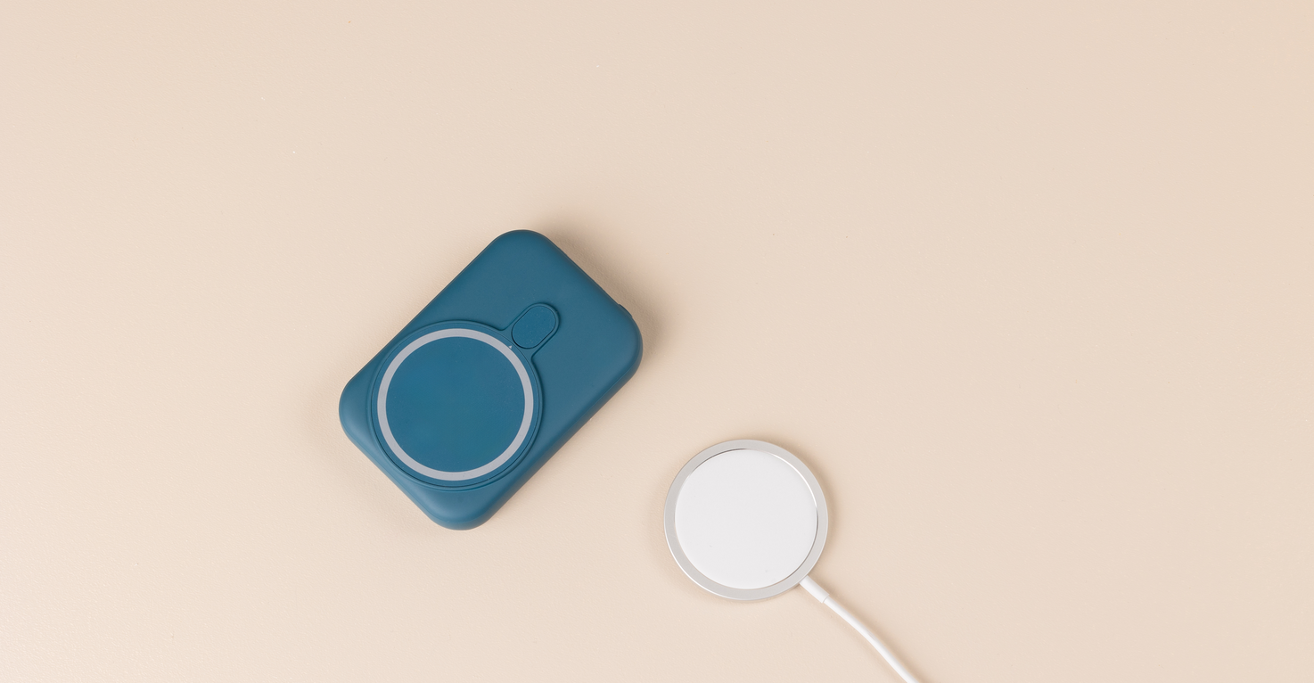 Eine MagSafe-Powerbank und ein MagSafe-Ladegerät nebeneinander.