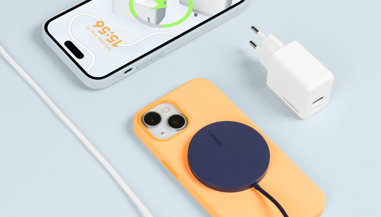Ein MagSafe-Ladegerät auf einem iPhone und ein iPhone, das gerade auflädt.