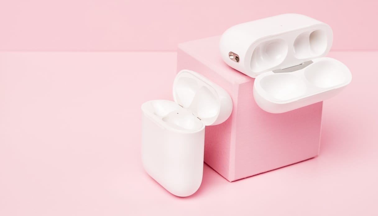 Mehrere leere Ladehüllen für Apple AirPods Pro liegen offen.