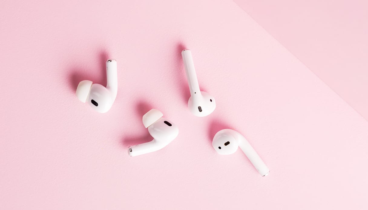 Sammlung von Apple AirPods Pro und Apple AirPods der 2. Generation durcheinander.