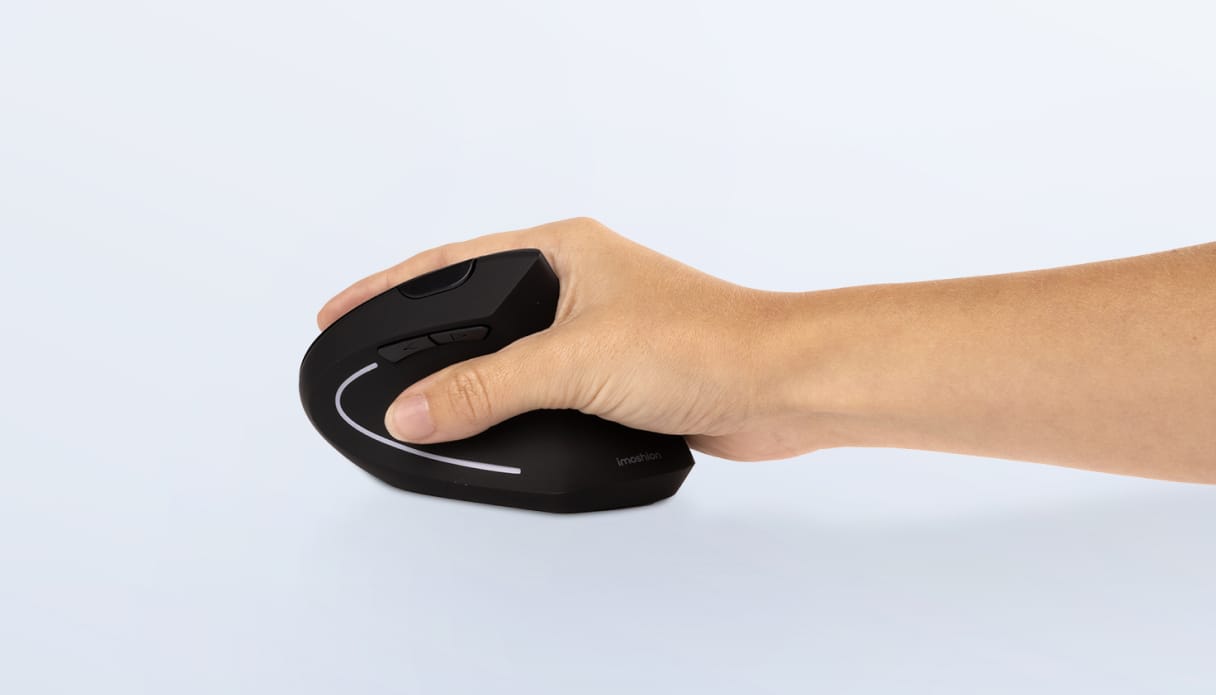 Eine Hand hält eine ergonomische Maus fest