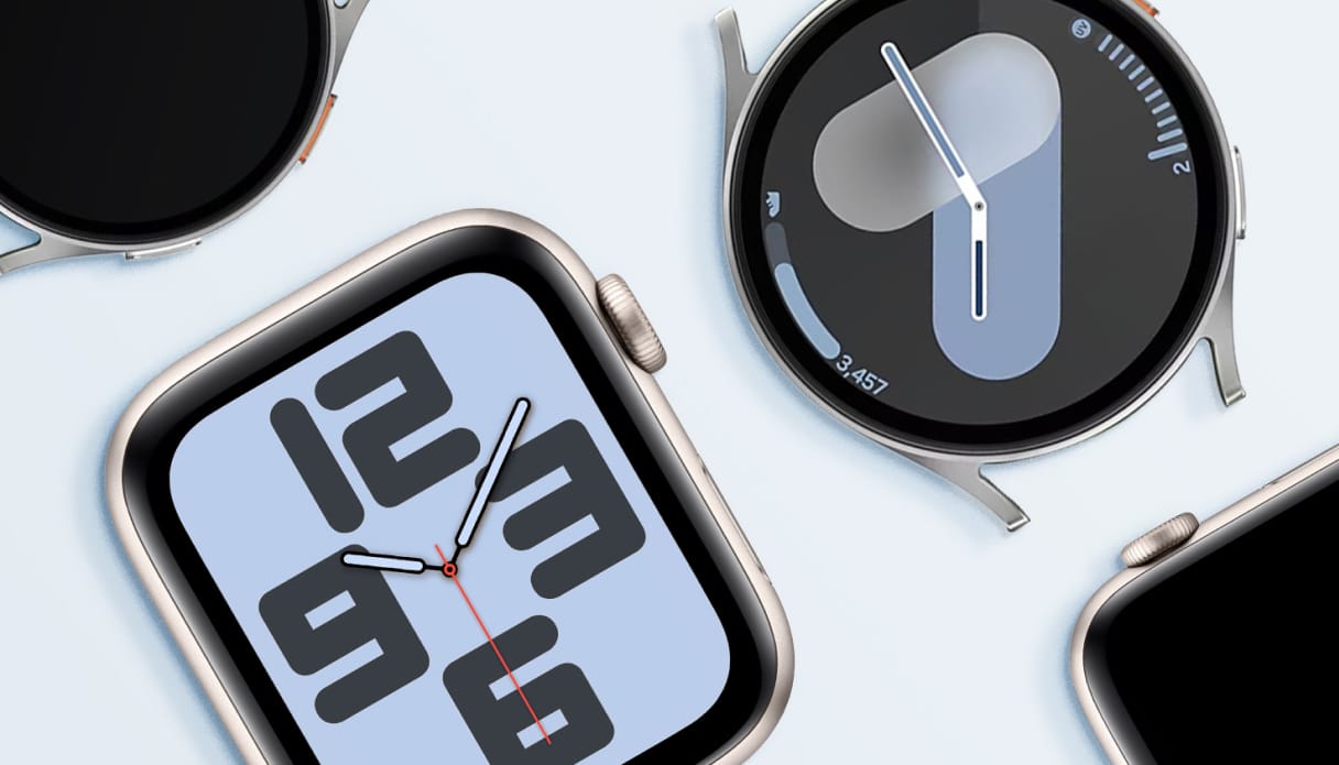 Eine Draufsicht auf zwei Apple Watches und Samsung Watches, die nebeneinander ausgerichtet liegen. Der Hintergrund ist hellblau.