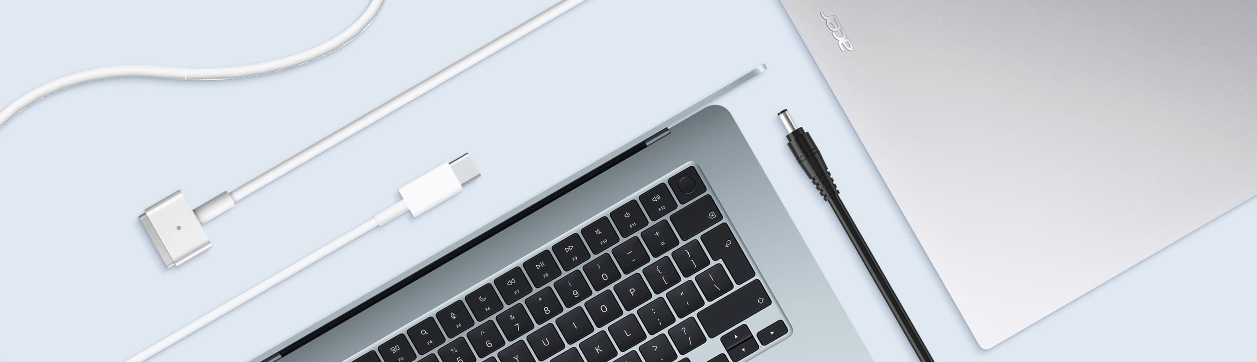 Ein Apple MacBook und ein Acer-Laptop mit verschiedenen Ladeger&auml;ten drum herum.