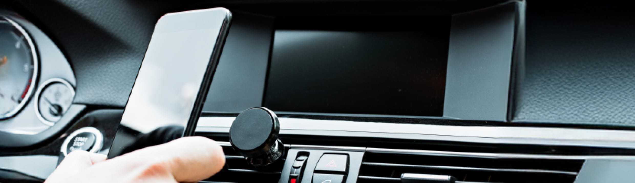 Eine Person klickt ein Telefon auf einen magnetischen Telefonhalter.