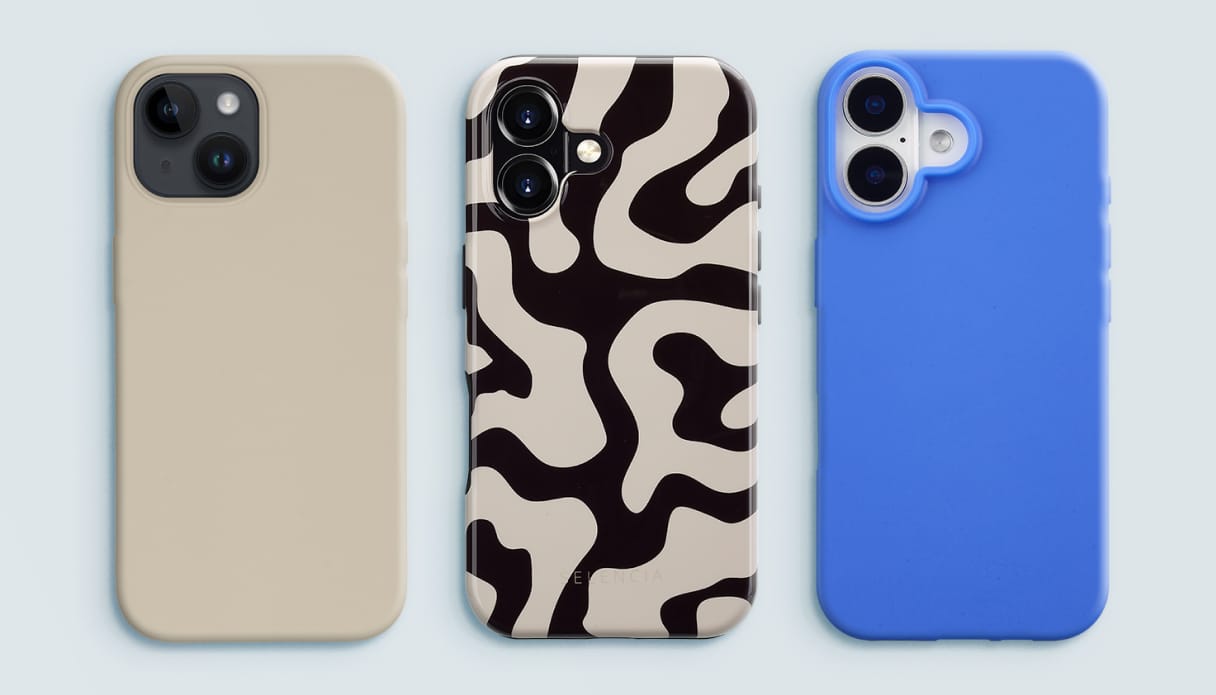 Sie sehen drei Apple iPhones mit Hüllen, von links nach rechts ein Accezz Liquid Silicone Backcover in der Farbe Stone, ein Selencia Art Wave Black Tough Backcover und ein imoshion Color Backcover in Cobal Blue. Der Hintergrund ist hellblau.